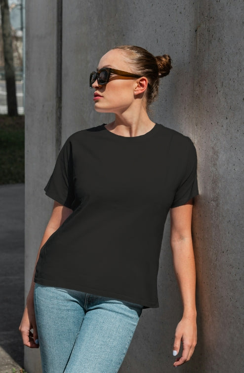 eine Frau trägt ein T-Shirt namens LATIMERIA in der Farbe Schwarz Black Mountains