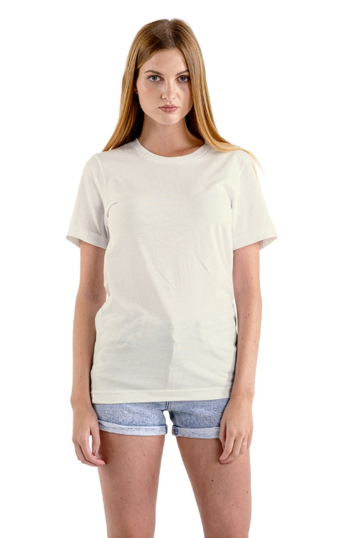 eine Frau trägt ein T-Shirt namens LATIMERIA in der Farbe Ecru Boloria