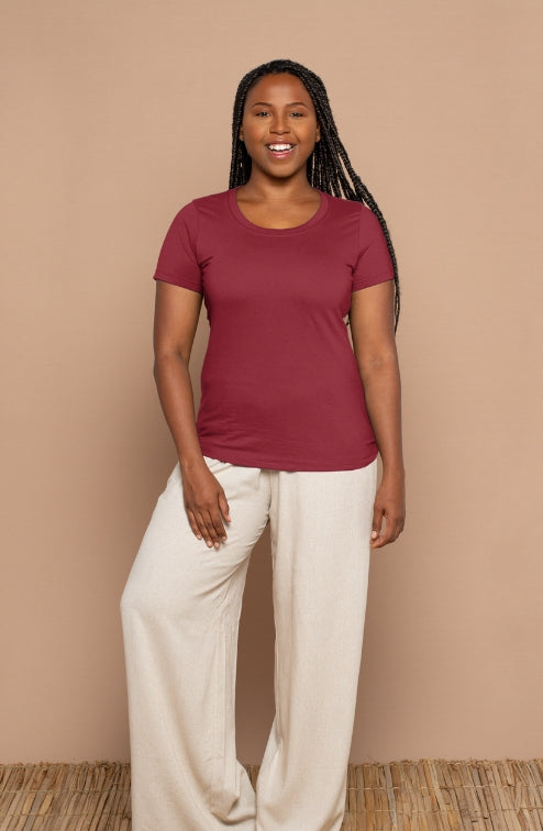 eine Frau trägt ein T-Shirt namens LATIMERIA in der Farbe Rot Red Sunset