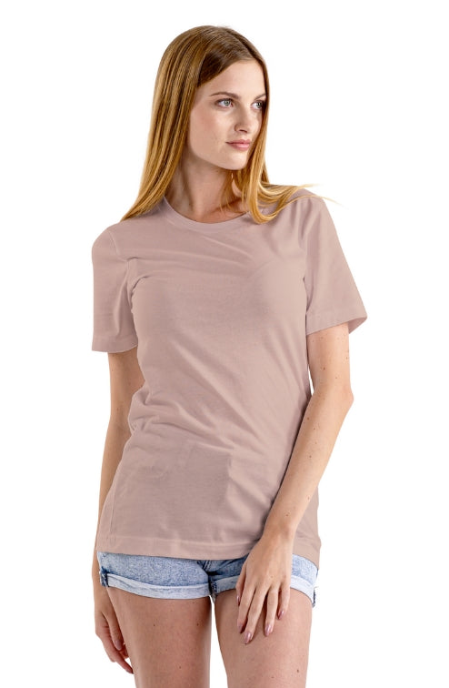 eine Frau trägt ein T-Shirt namens LATIMERIA in der Farbe Rosa Lemur