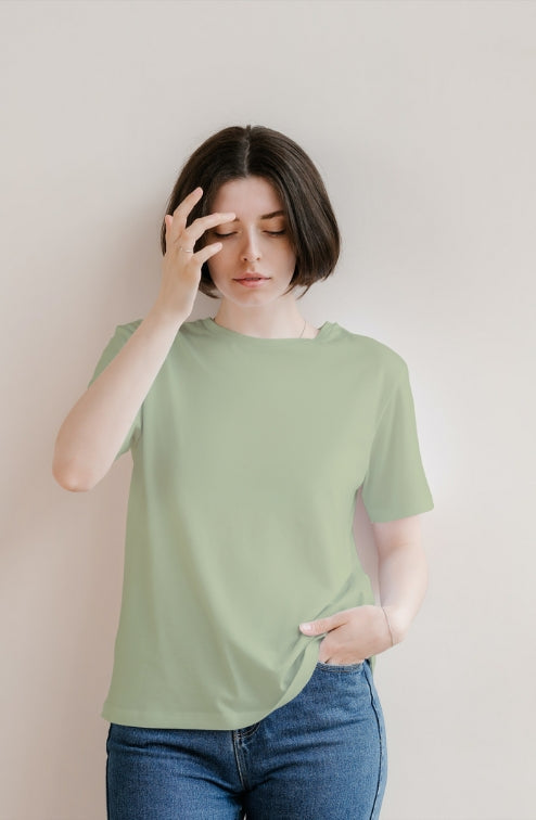 eine Frau trägt ein T-Shirt namens LATIMERIA in der Farbe Grün Verde Amazonica