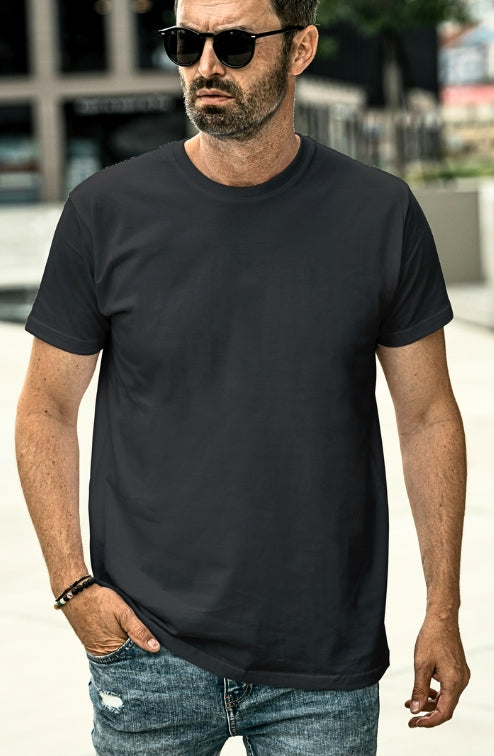 Vorderansicht eines Mannes der das T-Shirt Latimero in der Farbe Schwarz Black Mountains trägt