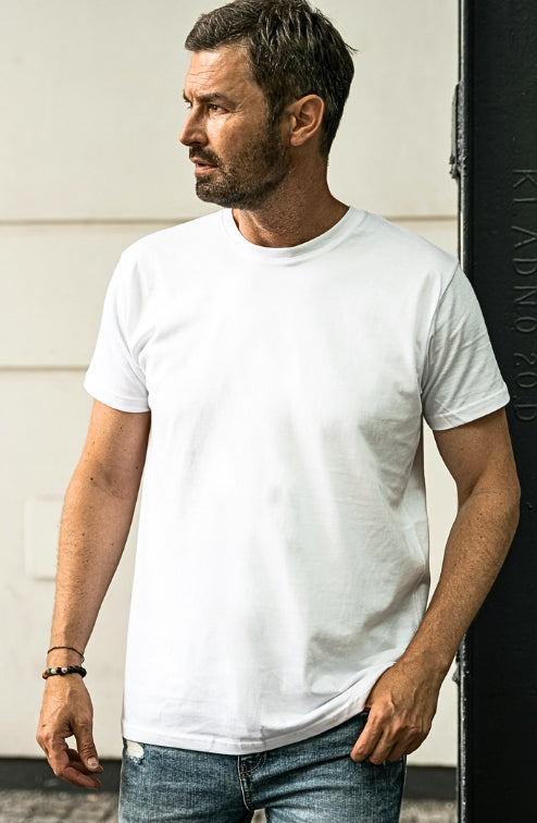 Vorderansicht eines Mannes der das T-Shirt Latimero in der Farbe Weiss White Panthera trägt