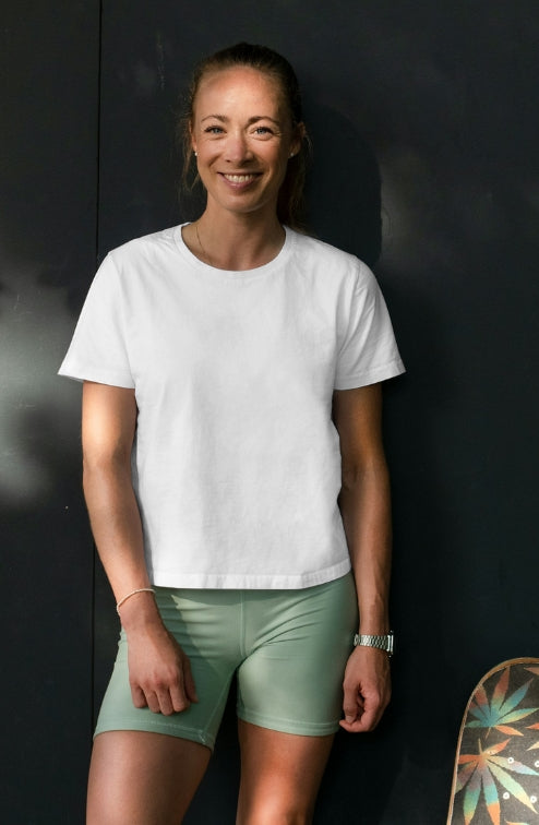 Eine Frau welche ein Damen T-Shirt in der Farbe Weiss White Panthera trägt