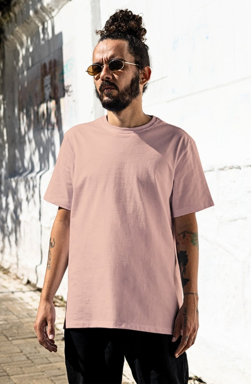 Vorderansicht eines Mannes in einem veganen T-Shirt Vulpos in der Farbe Rosa Lemur