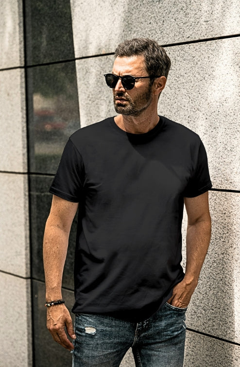 Vorderansicht eines Mannes in einem veganen T-Shirt Vulpos in der Farbe Schwarz Black Mountains