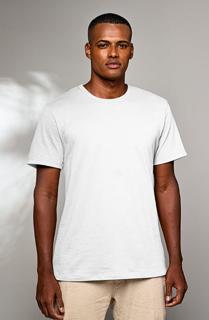 Vorderansicht eines Mannes in einem veganen T-Shirt Vulpos in der Farbe Weiss White Panthera