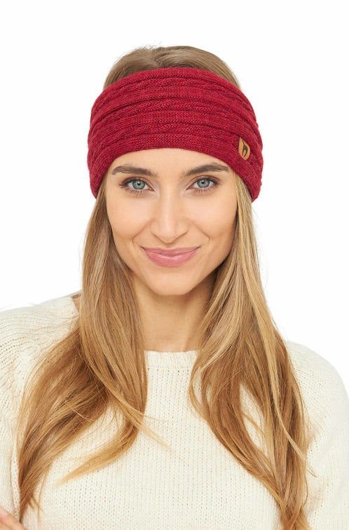 Frontansicht einer Frau die das Stirnband SUAVE in der Farbe Rot trägt