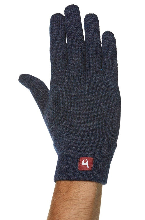 ein reines Handfoto von Blau-melierten Alpaka Handschuhen