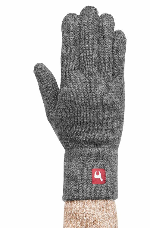 ein reines Handfoto von grauen Alpaka Handschuhen