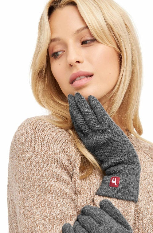 eine Frau die graue Alpaka Handschuhe trägt