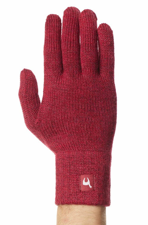 ein reines Handfoto zeigt Alpaka Handschuhe in der Farbe Rot-meliert