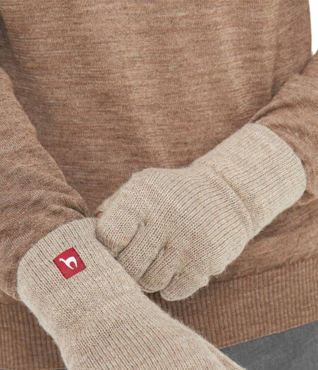ein reines Handfoto von Alpaka Handschuhe in der Farbe Sand