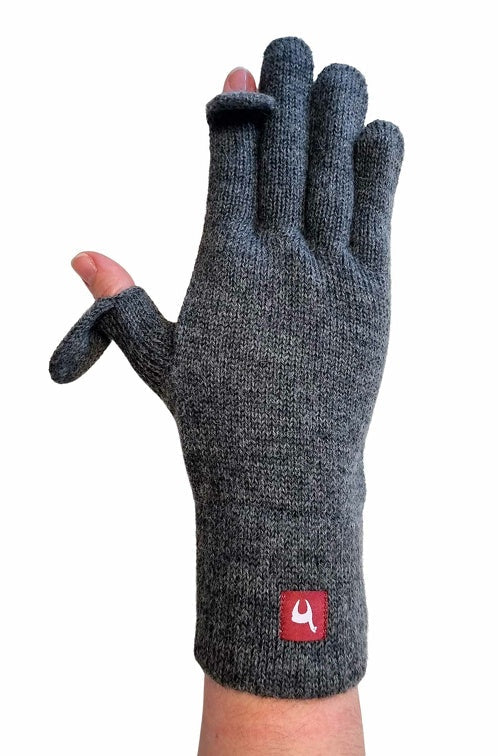 Handfoto einer Frau welche die weichen Handy Handschuhe TOUCH aus Alpaka in der Farbe Anthrazit trägt