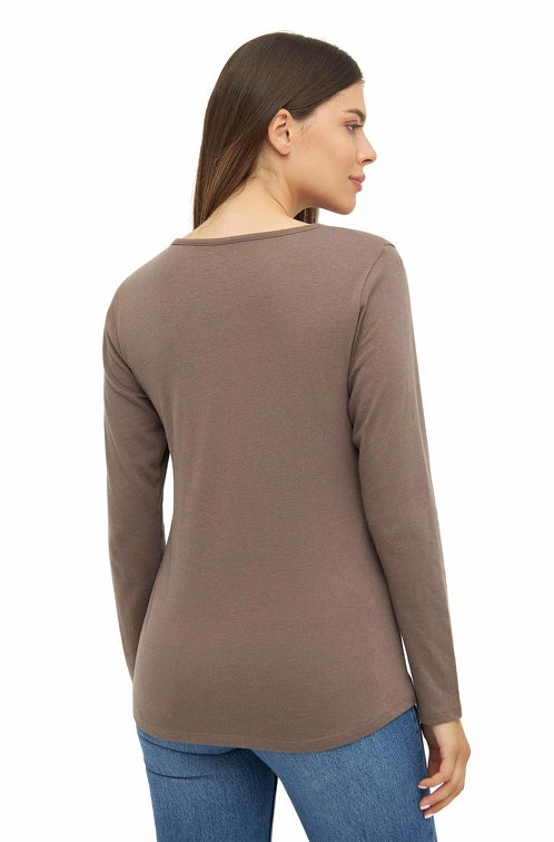 Rückansicht einer Frau die ein Langarm Shirt in der Farbe Falcon trägt
