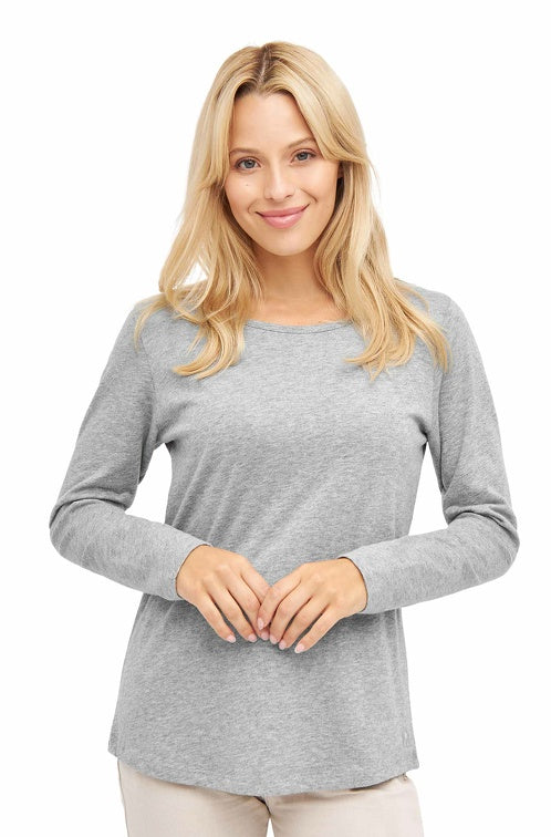 Frontansicht einer Frau die ein Langarm Shirt in der Farbe Grau trägt