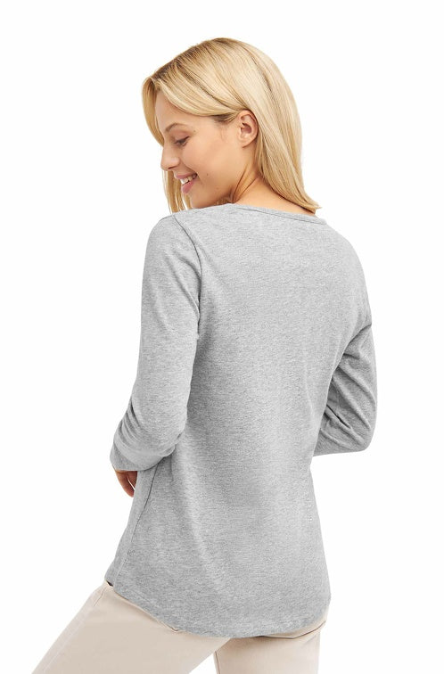 Rückansicht einer Frau die ein Langarm Shirt in der Farbe Grau trägt