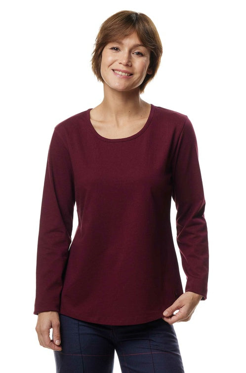 Frontansicht einer Frau die ein Langarm Shirt in der Farbe Merlot Red trägt