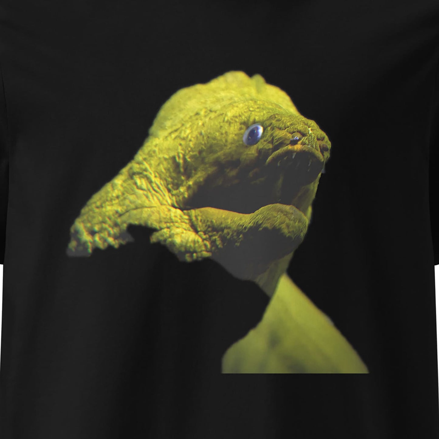 ein schwarzes Damen T-Shirt mit Print einer Muräne als Fotodruck in Großaufnahme