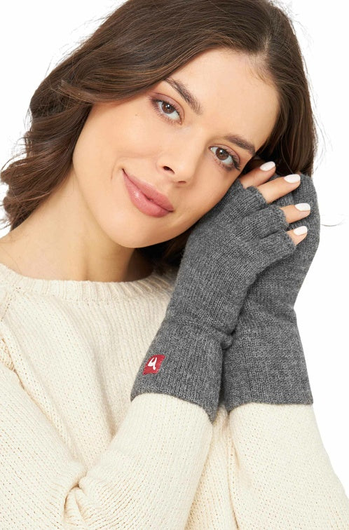 Nahansicht einer Frau welche weiche fingerlose Handschuhe aus Alpaka in der Farbe Anthrazit trägt