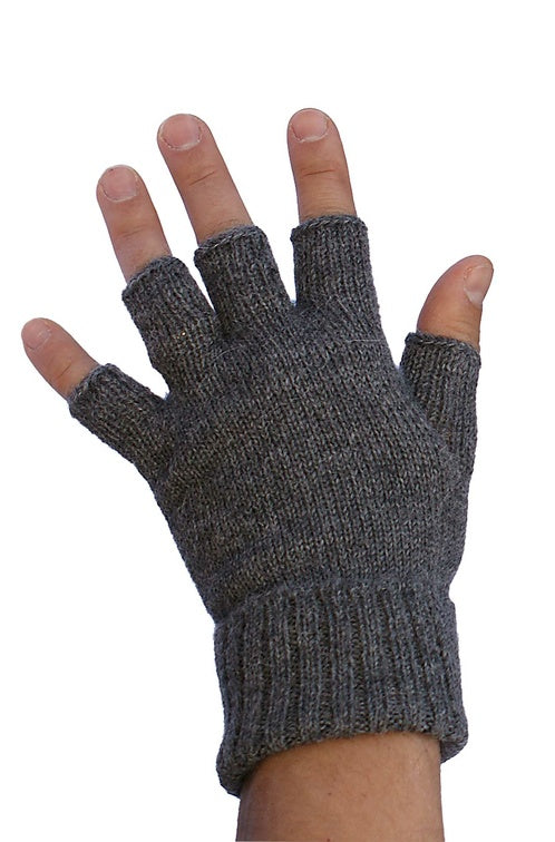 Nahansicht einer Männerhand welcher weiche fingerlose Handschuhe aus Alpaka in der Farbe Anthrazit trägt