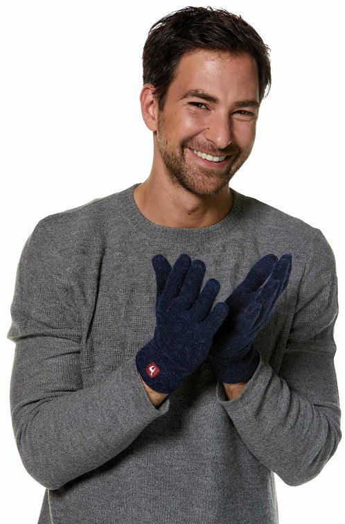 Frontansicht eines Mannes der weiche Fingerhandschuhe aus Alpaka in der Farbe Blau meliert trägt