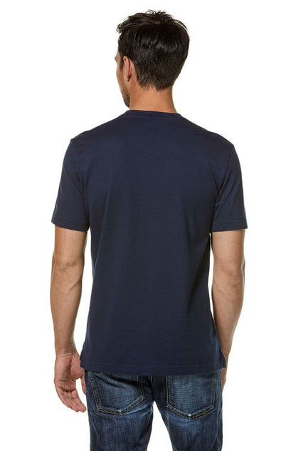 Rückansicht eines Mannes der das nachhaltige T-Shirt mit V-Neck aus Pima Baumwolle in den Farbe Dunkelblau meliert trägt