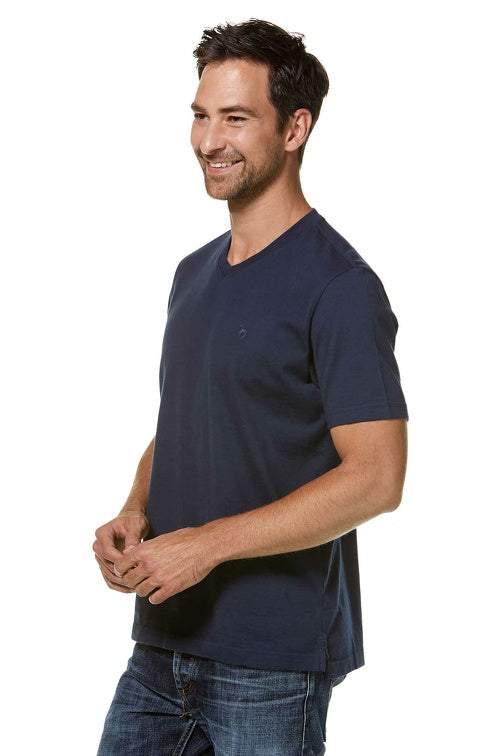 Seitenansicht eines Mannes der das nachhaltige T-Shirt mit V-Neck aus Pima Baumwolle in den Farbe Dunkelblau meliert trägt