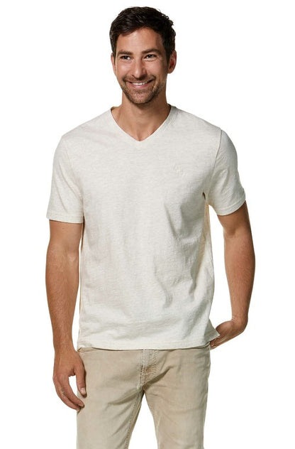 Frontansicht eines Mannes der das nachhaltige T-Shirt mit V-Neck aus Pima Baumwolle in den Farbe Ecru meliert trägt