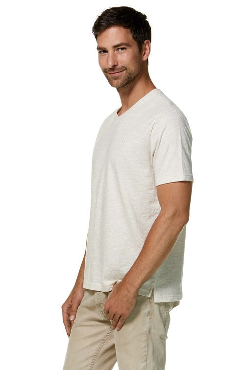 Seitenansicht eines Mannes der das nachhaltige T-Shirt mit V-Neck aus Pima Baumwolle in den Farbe Ecru meliert trägt