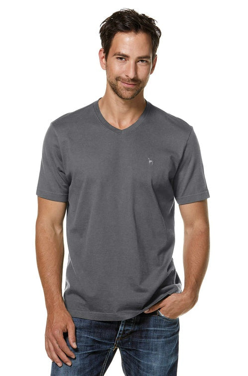 Frontansicht eines Mannes der das nachhaltige T-Shirt mit V-Neck aus Pima Baumwolle in den Farbe Graphitgrau trägt