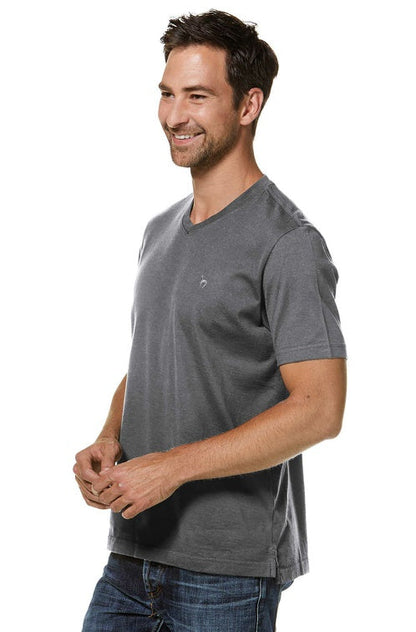 Seitenansicht eines Mannes der das nachhaltige T-Shirt mit V-Neck aus Pima Baumwolle in den Farbe Graphitgrau trägt