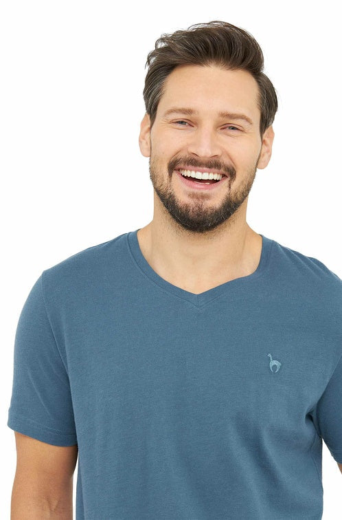 Nahansicht eines Mannes der das nachhaltige T-Shirt mit V-Neck aus Pima Baumwolle in den Farbe Orionblau trägt