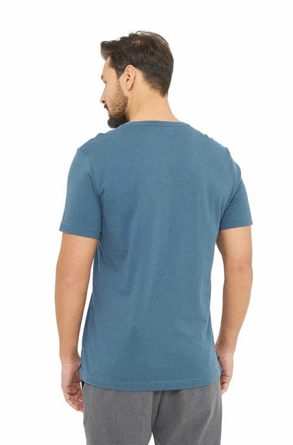 Rückansicht eines Mannes der das nachhaltige T-Shirt mit V-Neck aus Pima Baumwolle in den Farbe Orionblau trägt