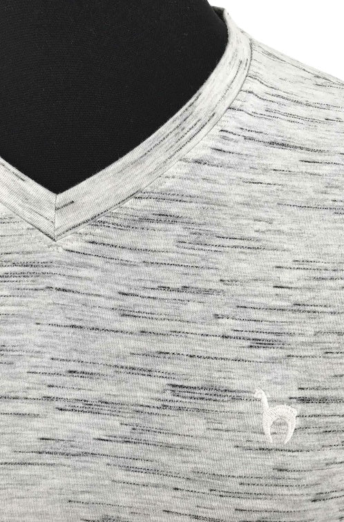 Nahansicht eines Mannes der das nachhaltige T-Shirt mit V-Neck aus Pima Baumwolle in den Farbe Silbergrau Schwarz trägt