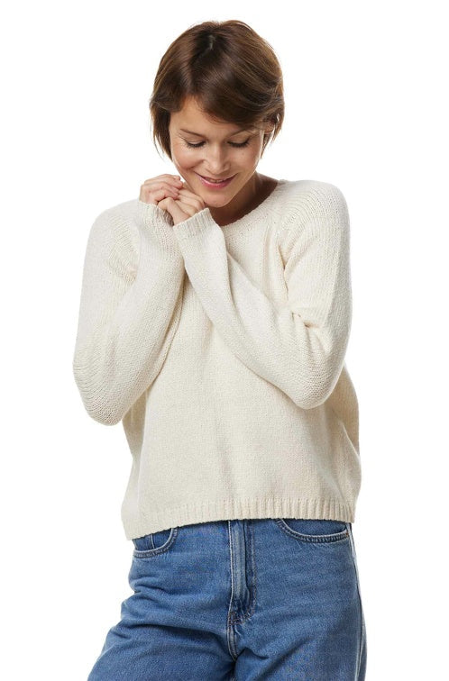 Frontansicht einer Frau die einen Wollpullover in der Farbe Ecru trägt
