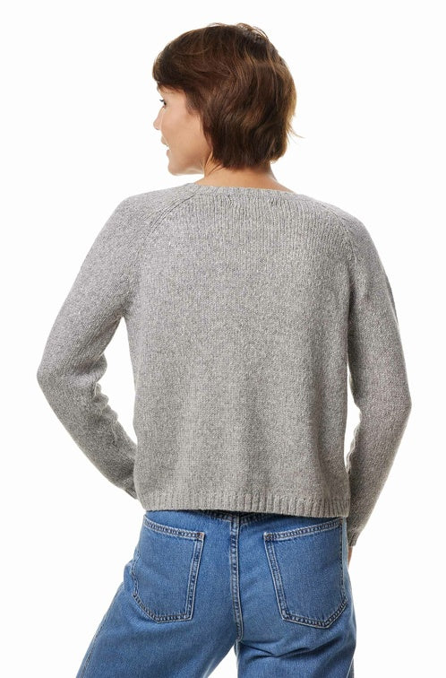 Rückansicht einer Frau die einen Wollpullover in der Farbe Grau-meliert trägt