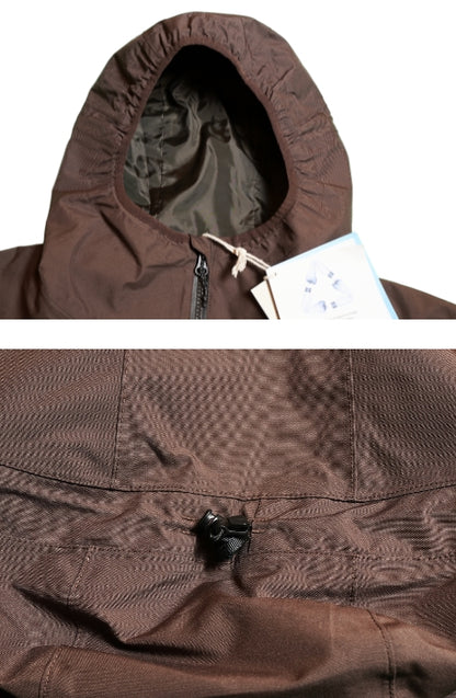 Kapuzendetails einer Outdoor Rainshell Jacket aus Sympatex in der Farbe Braun