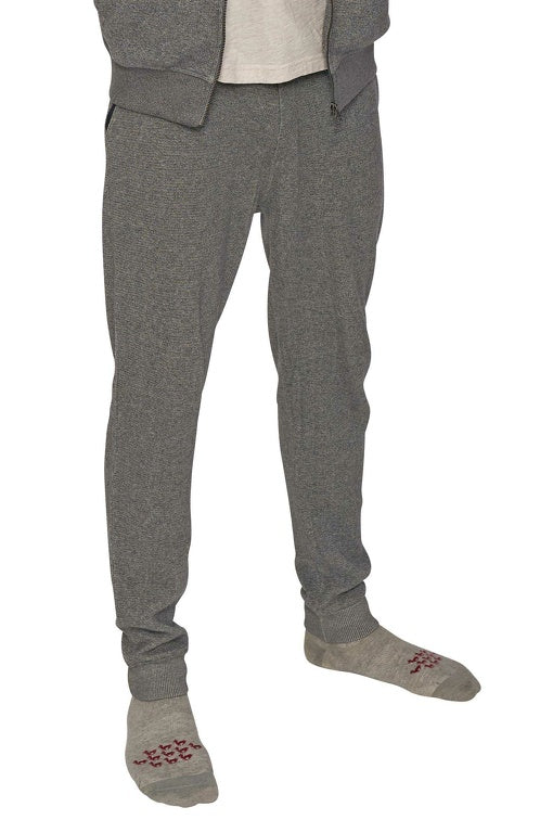 Nahansicht eines Mannes der eine Relaxhose für zu Hause in der Farbe Anthrazit trägt