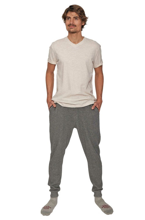Vollansicht eines Mannes der eine Relaxhose mit T-Shirt für zu Hause in der Farbe Anthrazit trägt