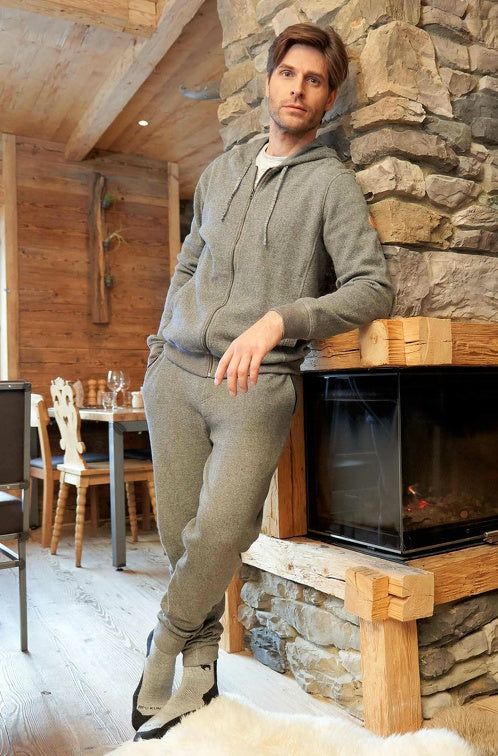 Vollansicht eines Mannes der eine Relaxhose für zu Hause in der Farbe Anthrazit trägt