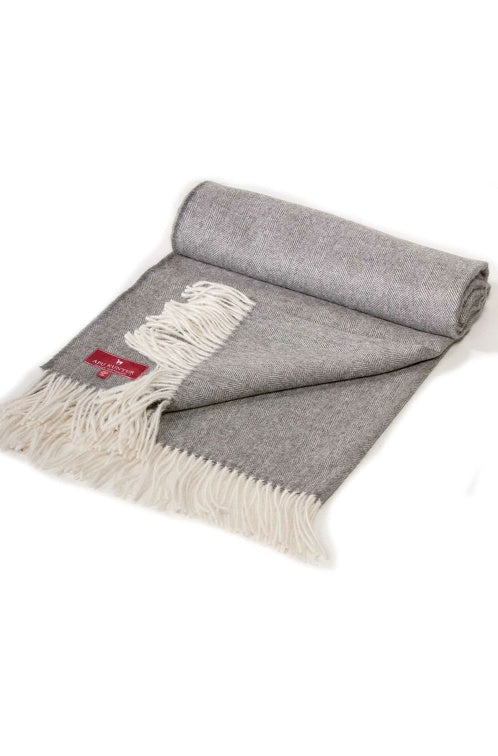 Produktfoto einer weichen Wolldecke FISCHGRAT aus Alpaka in der Farbe Grau Weiss
