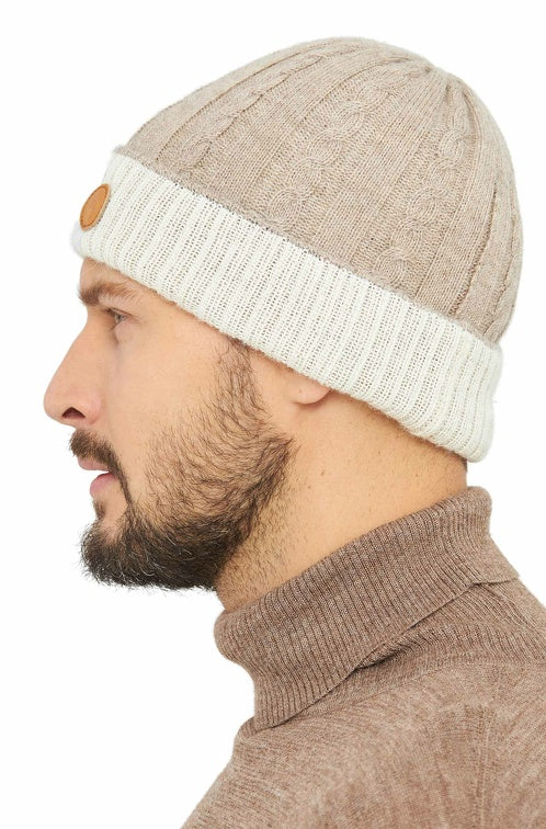 Seitenansicht eines Mannes der die wendbare Strickmütze SUAVE aus Alpaka in den Farben Sand Ecru trägt