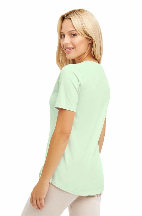 Rückansicht einer Frau die ein T-Shirt in der Farbe Mint Pastel trägt
