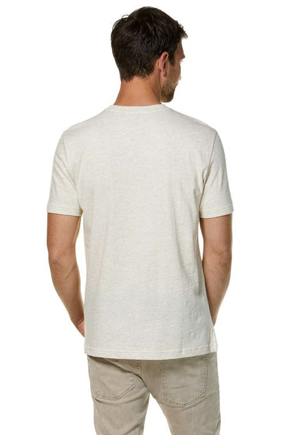 Rückansicht eines Mannes der ein T-Shirt in der Farbe Ecru-meliert trägt