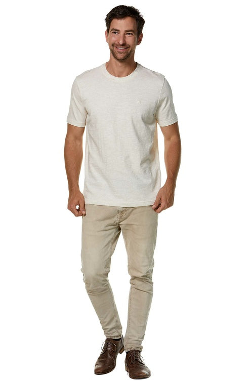 Vollansicht eines Mannes der ein T-Shirt in der Farbe Ecru-meliert trägt