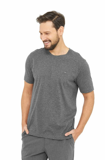 Frontansicht eines Mannes der ein T-Shirt in der Farbe Graphitgrau trägt