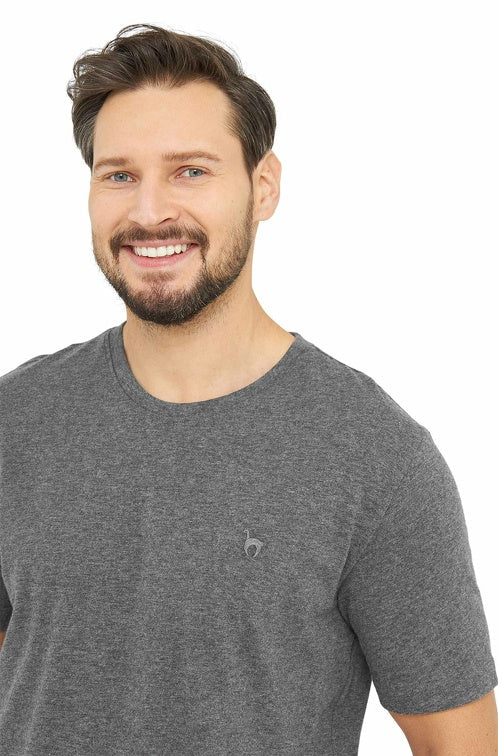 Nahansicht eines Mannes der ein T-Shirt in der Farbe Graphitgrau trägt