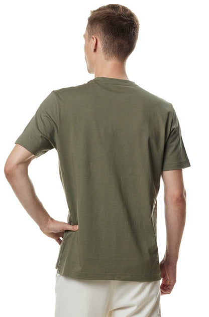 Rückansicht eines Mannes der ein T-Shirt in der Farbe Light Olive trägt