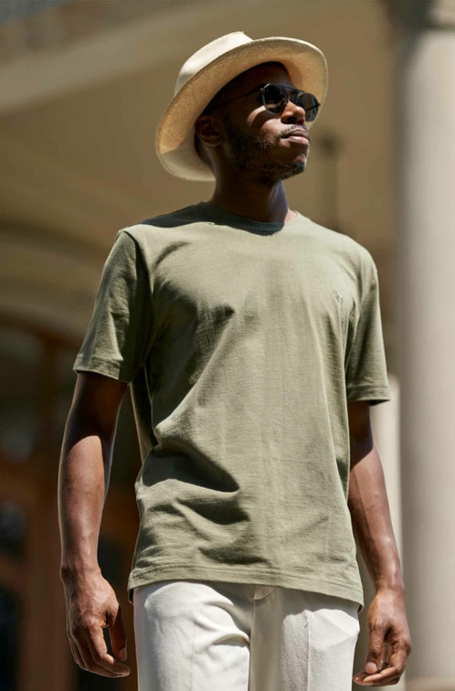 Frontansicht eines Mannes der ein T-Shirt in der Farbe Light Olive trägt